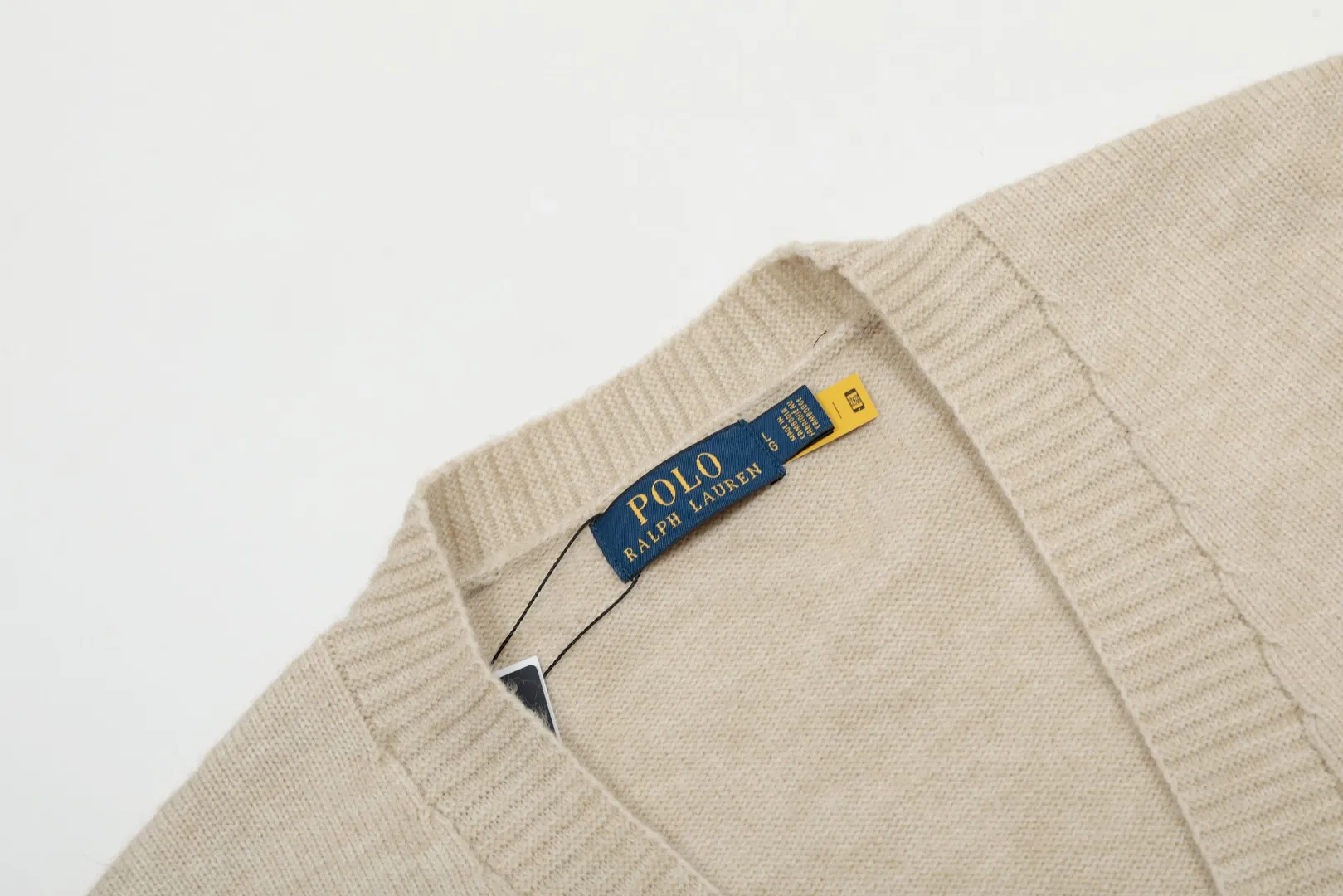🅿️220 "Top quality" Style number: DS016# [Ralph Lauren V-neck solid color pony embroidered logo woolen knitted shawl cardigan] ✅Ralph Lauren Lazy‌oversize style basic classic versatile ten-color shawl cardigan ✅Main supplier platform live broadcast Wholesale entity Replenishment when out of stock No removal from shelves ✅ZP quality 1:1 version Scan the code to enter the GF website Counter quality ✅Details and quality are the only one in Guangzhou. Light luxury wool. Focus on high-end. Cost-effective. Good quality. Needless to say. ✅Restore the original version. Can wear 190 pounds. Loose, comfortable and stress-free. ✅Loose upper body, oversize and lazy style. Must-have style for goddess ootd. ✅Good-looking clothes are never picky. Recommended for goddess wardrobe. Taro Purple, Light Khaki, Chinese Red, Anchor Red